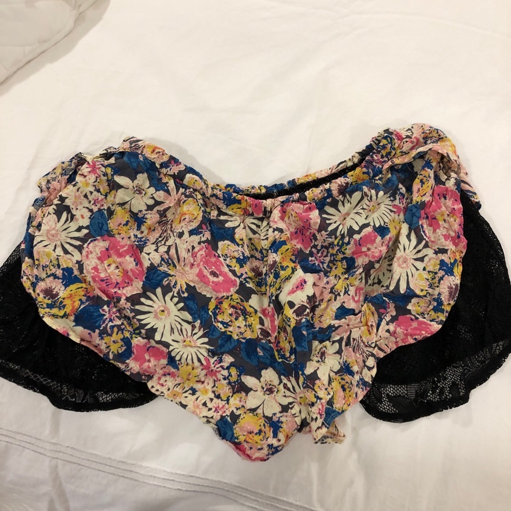 Floral and lace shorts - Picture 3 of 3